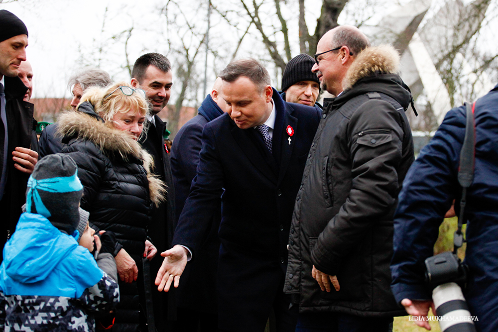 Prezydent Polski Andrzej Duda podaje rękę dziecku / Lidia Mukhamadeeva /REPORTER