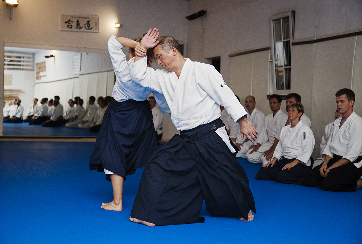 Sensei Aikido Utsuji Horii prowadzi trening Aikido w klubie Aikikai